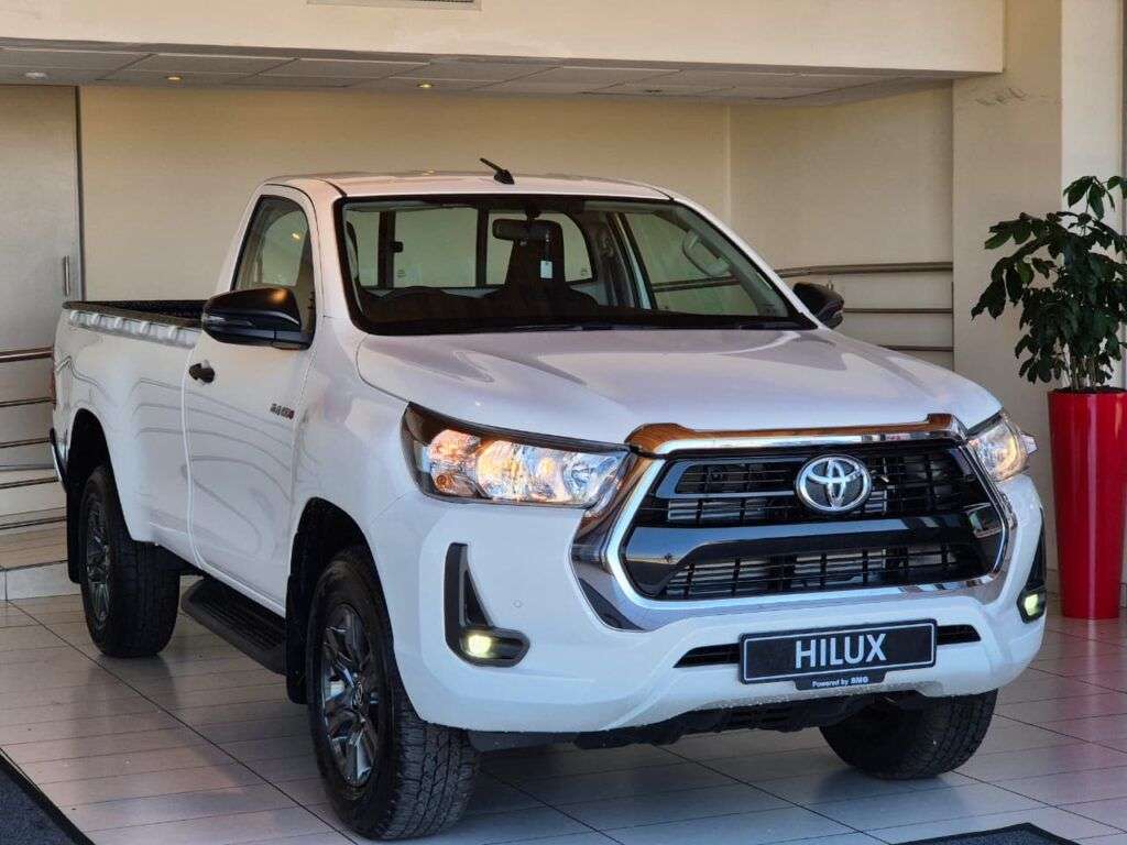 Toyota Hilux 2.4 Raider single-cab vs Toyota Hilux D/C 4x4 Raider  (2025)