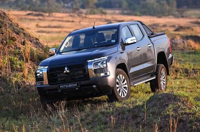 Toyota Hilux (2025) vs Mitsubishi Triton (2026)
